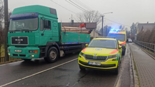 Seniorku zachytila tramvaj, staršího muže srazilo auto, další skočil pod vlak. Záchranáři mají za sebou perné dny
