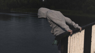 Těsně před smrtí zachránili strážníci a policisté v Českém Těšíně muže, který se pokusil o sebevraždu