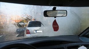 Sníh a led nemá na autě co dělat. Podívejte se, jak vyjeli někteří řidiči na silnice