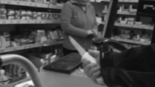 Přepadení s nožem v ruce kvůli plechovce toluenu, prodavač se ale nenechal zastrašit