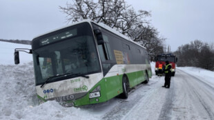 Pasažéry i řidiče havarovaného autobusu uvěznil sníh, z přikopu je vytáhli hasiči