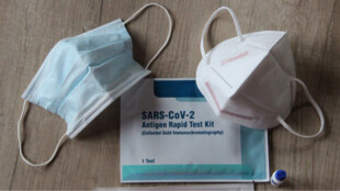 Obchody se v pondělí neotevřou, naopak se přitvrdí! Do obchodů a MHD jedině s respirátorem, nanorouškou nebo dvojí chirurgickou rouškou