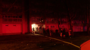 V bytě seniorky hořela kuchyně a jádro. Policisté museli vyrazit dveře bytu, s hasiči pak evakuovali 34 lidí