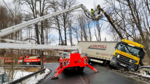 Havarovaný polský kamion visel ze srázu na svodidlech, zasahovat musela těžká technika hasičů