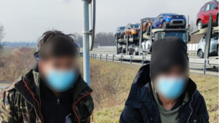 Dva cizinci z Afghánistánu se schovali v jednom z převážených nových aut, před polskými hranicemi skončili v rukou policie