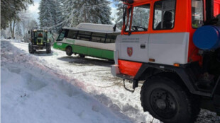 V Havířově a Krásné havarovaly kvůli počasí dva linkové autobusy, vyprošťovali je hasiči
