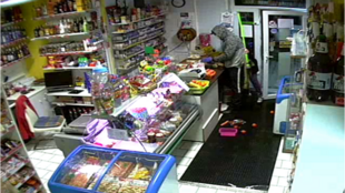 Policisté z Havířova hledají lupiče, kteří přepadli večerky. Poznáte je na fotkách?