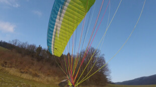 Paraglidista se zranil při startu svého motorového stroje