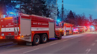 Hasiči zachránili při požáru bytu v Krnově sedm lidí, dva skončili v nemocnici