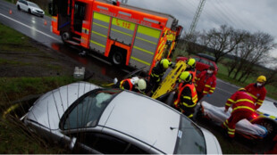 Po nehodě v Ostravě vyprošťovali hasiči zraněného řidiče i jeho auto