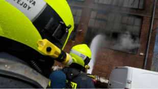 Hasiči zasahovali u požáru výrobní haly s chemikáliemi, evakuovali dvě osoby