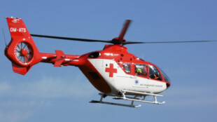 Muž se vážně zranil při opravě stroje, do nemocnice ho transportoval vrtulník