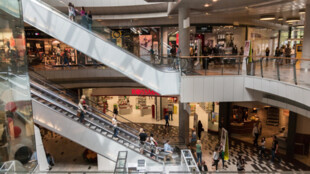 Všechny obchody se otevřou 10. května, stejně tak by se měli do škol vrátit i žáci druhého stupně