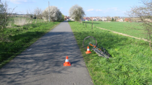 Cyklista srazil chodkyni mezi Hlučínem a Darkovičkami, policie hledá svědky