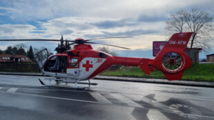 Cyklista na Novojičínsku skončil po nárazu do dopravní značky v ohrožení života