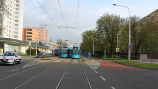 Riskantní manévr motoristy v Ostravě. V tramvaji, která musela prudce zabrzdit, se těžce zranila starší žena