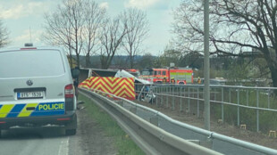 Dva mrtví po tragické nehodě ve Studénce, nákladní auto se tam po defektu a následném smyku srazilo s protijedoucí dodávkou