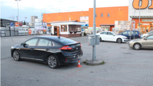 Do ženy u obchodního domu ve Frýdku-Místku najelo auto a zranilo jí nohy
