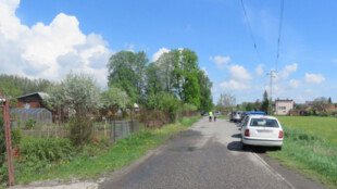 Cyklista projížděl kolem auta a náhle se otevřely dveře. Muž si po pádu poranil hlavu, ale na ošetření nepočkal