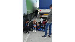 Dvě rodiny afghánských migrantů s malými dětmi se schovaly do návěsů, řidiči kamionů je policii nahlásili nedaleko hranic s Polskem