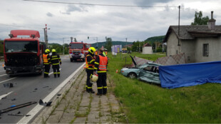 Tragická nehoda u Opavy: Senior v osobním autě nedal přednost náklaďáku