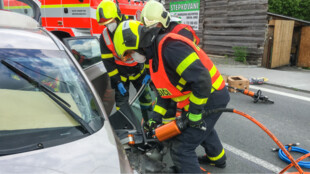 Nehoda dvou aut ve Štramberku, hasiči museli vyprostit zaklíněného člověka