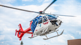 Vrtulník záchranářů přistával v Krnově, vážně se tu popálil muž při grilování