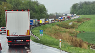 Srážka osobního a nákladního auta uzavřela hlavní tah mezi Starým a Novým Jičínem