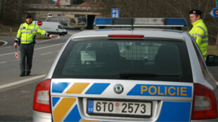 Odpolední komplikované nehody v MSK. V Ostravě spadlo auto ze silnice k tramvajovým kolejím, za Brumovicemi se kamion převrátil přes celou cestu
