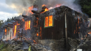 Roubenku v Beskydech zachvátil požár, hasiči museli natahovat hadice s vodou na stovky metrů