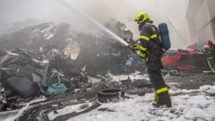 S požárem vrakoviště v Ostravě-Mariánských Horách hasiči bojovali téměř 24 hodin