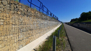 Na prodloužené Rudné v Ostravě začala oprava poškozené gabionové zdi