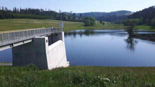 Suchá nádrž Jelení na Bruntálsku je po měření vodohospodářů bezpečná a provozuschopná