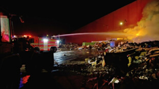 V Ostravě-Kunčicích hořela skládka v areálu odpadové firmy, hasiči zabránili rozšíření ohně na nedalekou halu