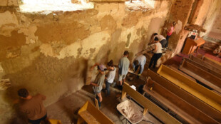 Mladí lidé opravují omítky a zachraňují kostel sv. Jiří na Osoblažsku