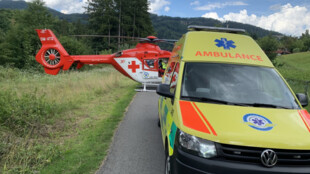 V Dolní Lomné spadl muž při práci ze střechy, do nemocnice ho transportoval vrtulník