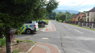 Policisté hledají svědky srážky cyklisty s nezletilým chodcem v Milíkově na Třinecku