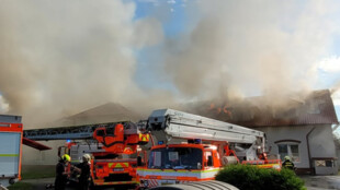 Rozsáhlý požár penzionu v Žabni zaměstnal desítky hasičů, vyhlášen byl druhý stupeň poplachu