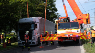24tunový návěs se za jízdy utrhl z tahače na frekventované silnici v Ostravě, hasiči museli povolat silný jeřáb