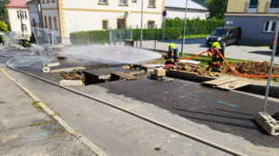 Požár plynového potrubí ve Vrbně pod Pradědem, hasiči evakuovali 41 lidí