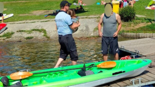 Policisté zachránili otce s malou dcerkou, na Žermanické přehradě se s nimi převrátila kanoe