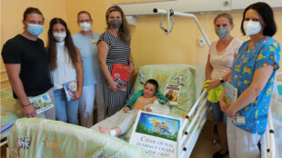 Čerství novomanželé věnovali Nemocnici Třinec hromadu nových knih pro děti