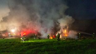 Požár seníku ve Lhotce na Frýdecko-Místecku, zasahovalo osm jednotek hasičů, škoda za 2 miliony korun