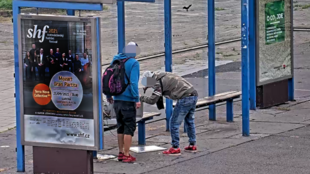 Dva zloději ukradli plynový kotel a snažili se ho rozebrat na tramvajové zastávce v Ostravě