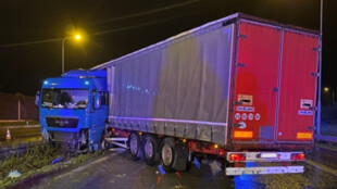 Ostravští hasiči vyprošťovali v noci na dálnici D1 kamion ze středových svodidel