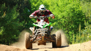 30letý muž se vážně zranil po nehodě na čtyřkolce v Čavisově na Ostravsku