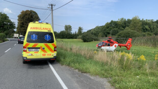 V Jablunkově spadl senior při práci na žebříku, s vážným zraněním ho do nemocnice transportoval vrtulník