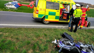 71letý muž na motorce narazil do auta před ním, po pádu ho usmrtilo nákladní auto v protisměru