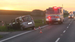 Srážka auta s motorkou, střet dvou aut i kámen v předním skle. Policisté hledají svědky nehod na Opavsku