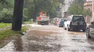 Havárie vodovodního potrubí v Moravské Ostravě, na místě se rozlilo velké množství vody